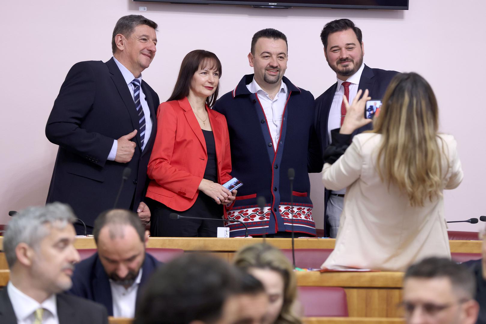 "Ako mislite da treba mijenjati Hrvatsku, glasujte za koaliciju Mosta i Suverenista“, poručio je biračima Marijan Pavliček (HS) koji je izlaganje zaključio pozdravom "Bog  i Hrvati!“