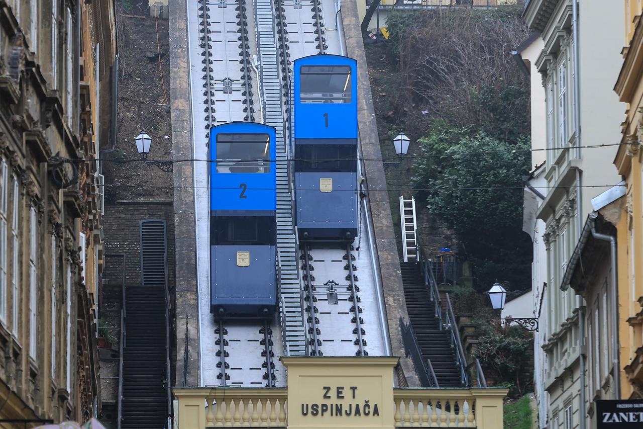 Zagreb: Testna vožnja uspinjače u Tomićevoj ulici