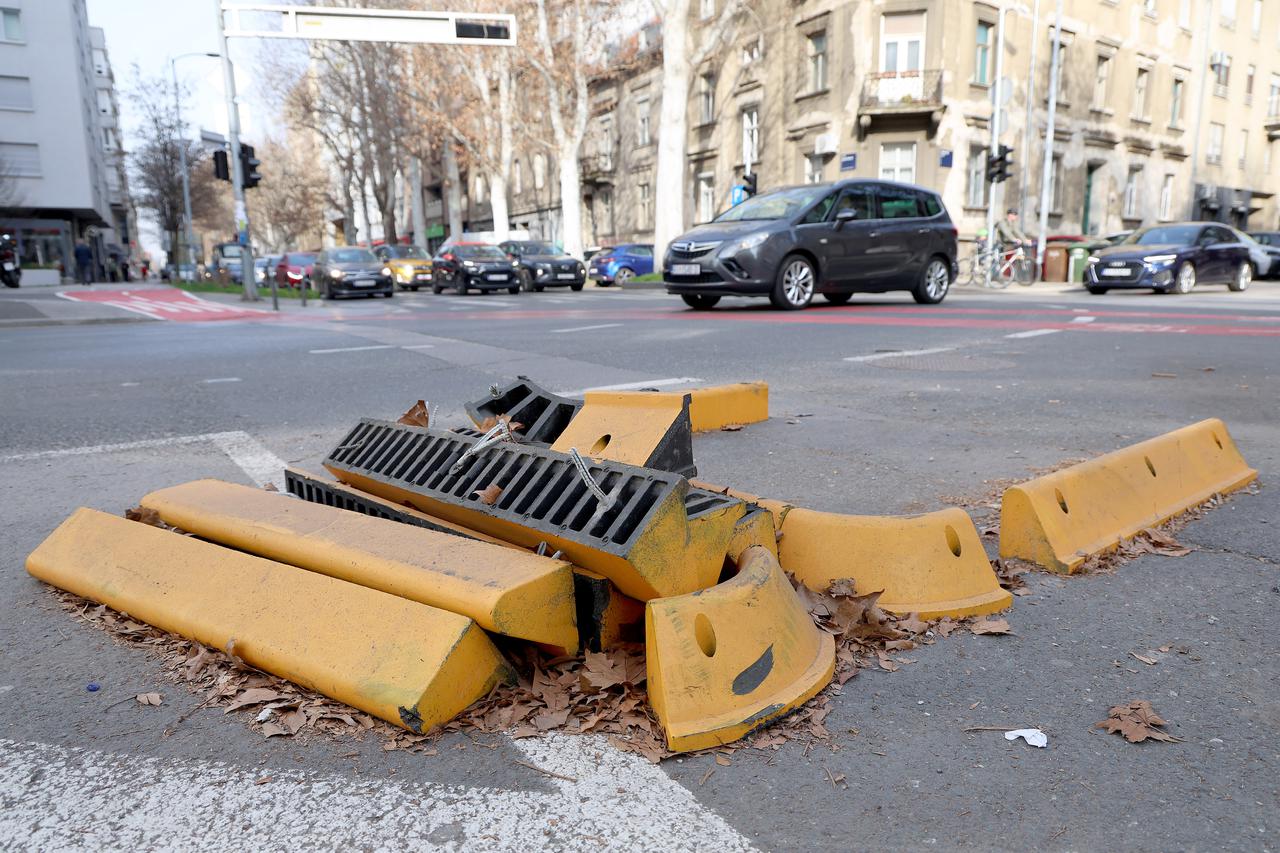 Zagreb: Do kada će u Ulici grada Mainza stajati uništene prometne barijere?