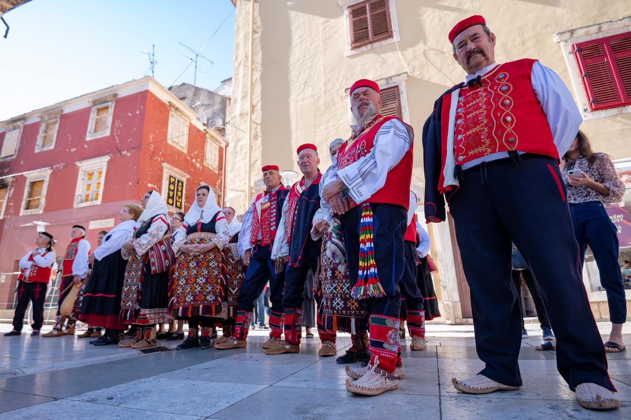 Zadar: Na Narodnom trgu održana je smotra folklora