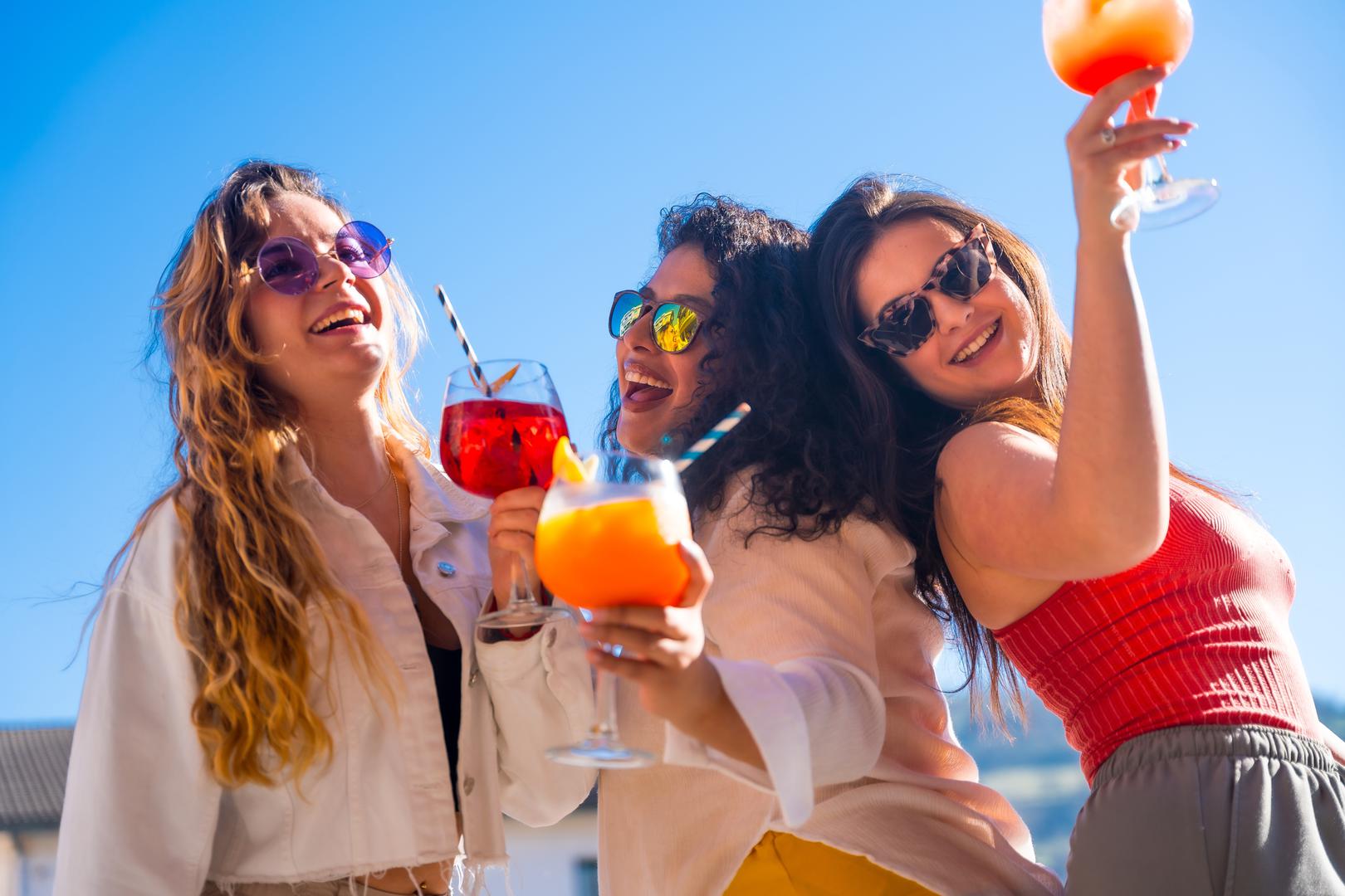 Lav: Svaki prostor za Lava postaje pozornica, a alkohol mu daje dodatni poticaj za nastup. Bilo da se radi o karaokama, zdravicama, dramatičnim monolozima ili suočavanju s onima koji su im se zamjerili, pripiti Lav želi biti u centru pažnje. Vole igre izazova i često preuzimaju inicijativu da zabava ne prestane. Iako mogu djelovati divlje, obično su svjesni granica – no pitanje je žele li ih poštovati.