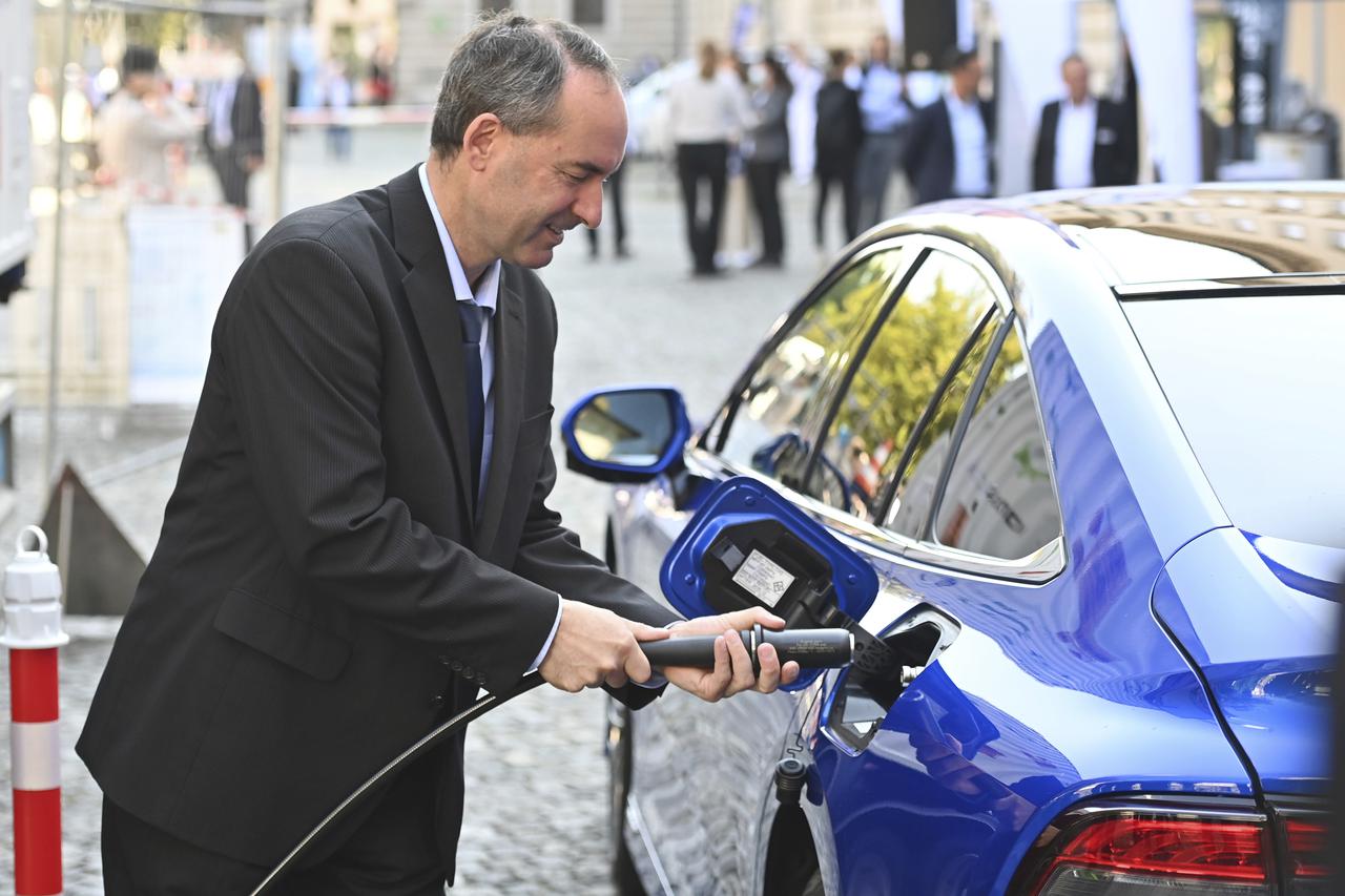 Opening of mobile hydrogen filling station and tank demonstration.