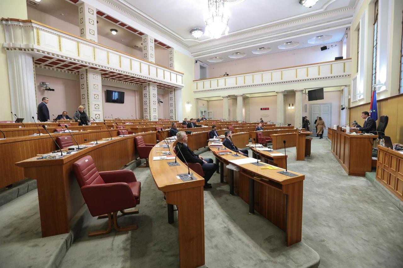 Zastupnici se vratili u zgradu Hrvatskog sabora gdje nastavljaju sa zasjedanjem