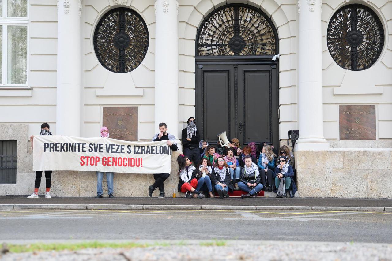 Zagreb: Blokade ulaza u Ministarstvo vanjskih i Europskih poslova, kao čin protesta protiv hrvatskog sudioništva u genocidu u Gazi