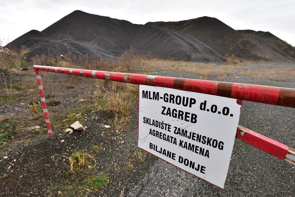 Biljane: Zdravko Beluši? ispred "crnog brda" u Biljanima Donjim