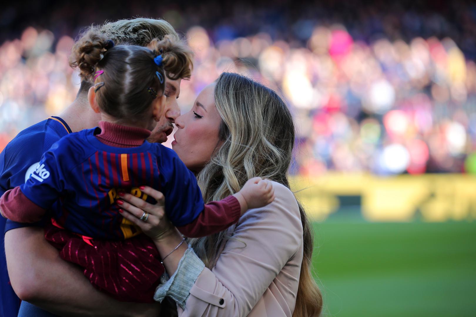 Raquel prati svojeg supruga, nogometaša Barcelone, i odgaja njihove dvije kćeri