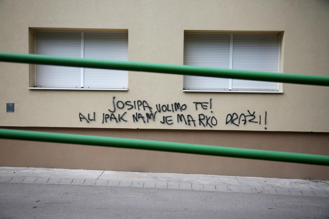 Knin: Na zgradi Gradske uprave ispisan grafit o Josipi i Marku
