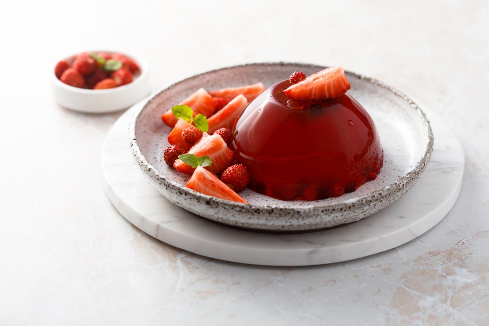 Želatina: Želatina je praktički 'kuhani' kolagen. Dobiva se iz životinjskog kolagena i u kuhinji se koristi za zgušnjavanje i učvršćivanje. Nalazimo je u klasičnim desertima poput želea, panna cotte ili domaćih voćnih žele-kocki. U slanim varijantama pojavljuje se u hladetini i sličnim jelima. Ako je cilj unos kolagena kroz hranu, želatina je jedan od izravnijih načina.