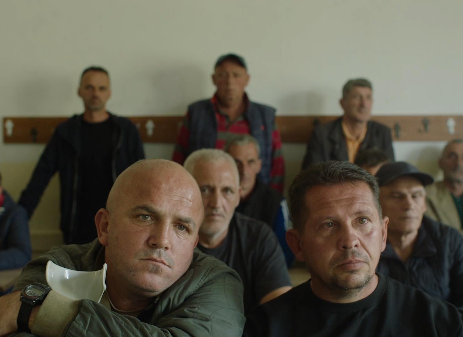 Alban Muja, kosovski umjetnik i filmski autor čiji rad oblikuju društveni i politički procesi Balkana, na izložbi sudjeluje s filmom Vjerujem da me portret spasio koji se temelji na osobnoj priči o preživljavanju tijekom rata na Kosovu: dvadeset i pet godina nakon, Muja se kroz sjećanja svog oca slikara, Skëndera Muje, prisjeća mučnih mjeseci zarobljeništva i bijega iz Mitrovice