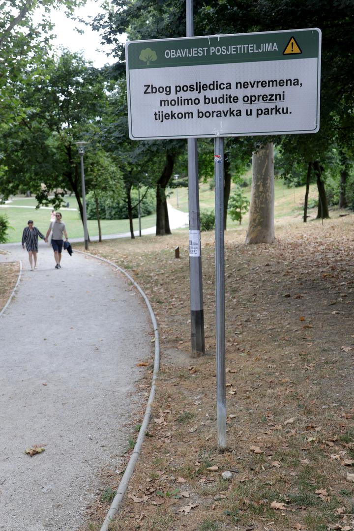 Podsjetimo, olujno nevrijeme poharalo je Zagreb krajem ožujka. Četiri mjeseca kasnije, posljedice snažnog vjetra i nevremena i dalje su vidljive.