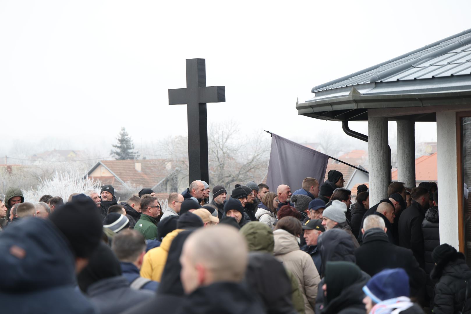 Uz obitelj, suprugu Silviju te sinove Marka, Luku i Šimuna, stajali su njegovi bivši suigrači, treneri, predstavnici Hrvatskog nogometnog saveza te brojni prijatelji.