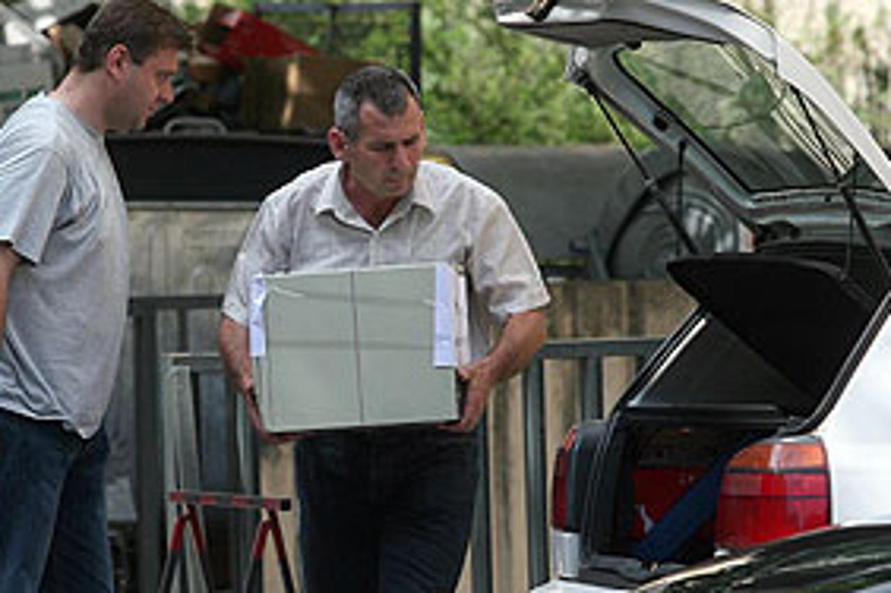 Policajci su iznijeli zapečaćene kutije dokumenata i računala
