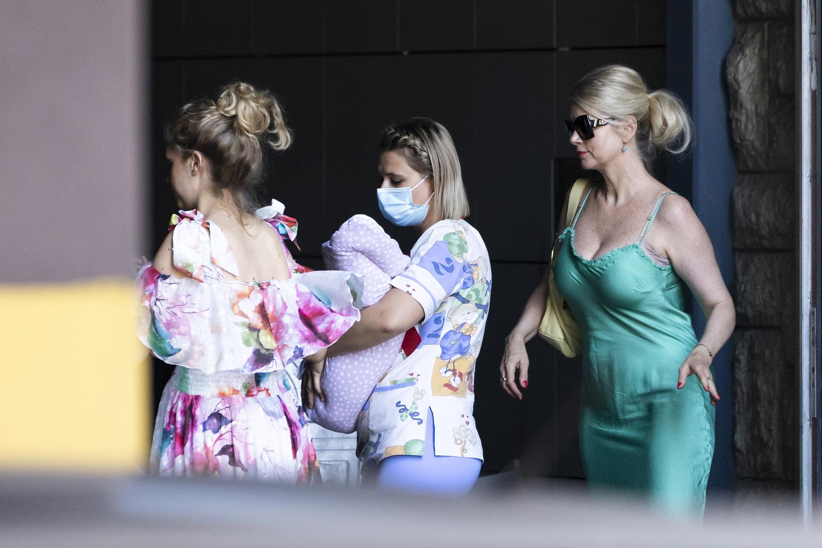 21.07.2022., Split - Hana Huljic Graso je u drustvu majke Vjekoslave Huljic i novorodene bebe izasla iz rodilista. Photo: Milan Sabic/PIXSELL