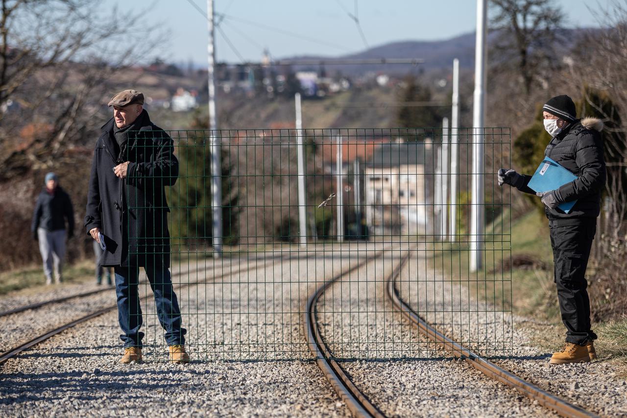 Zagreb: Marijan Kos blokirao tramvajsku prugu kojom vozi tramvajska linija broj 15