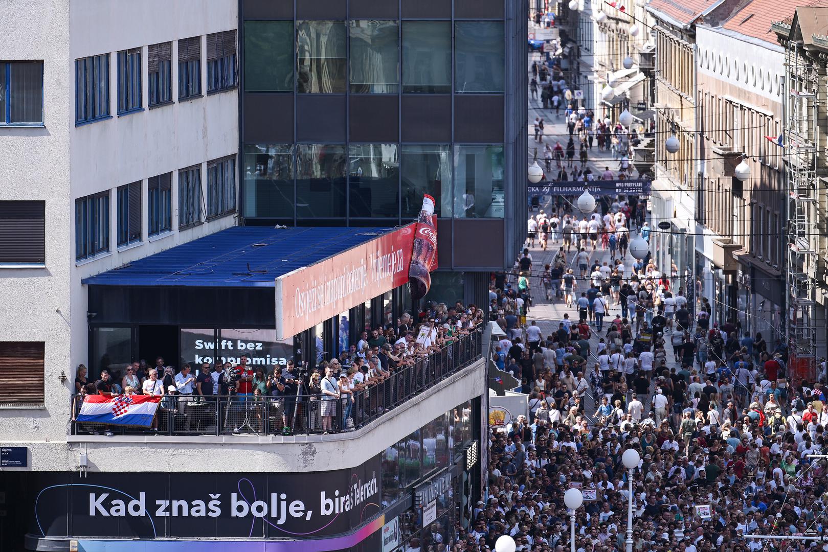 Prosvjednici od Vlade traže da u roku od 20 dana predstavi cjelovit program sanacije, a da se oko 33.000 tona zakopanog otpada ukloni u roku od tri mjeseca. 