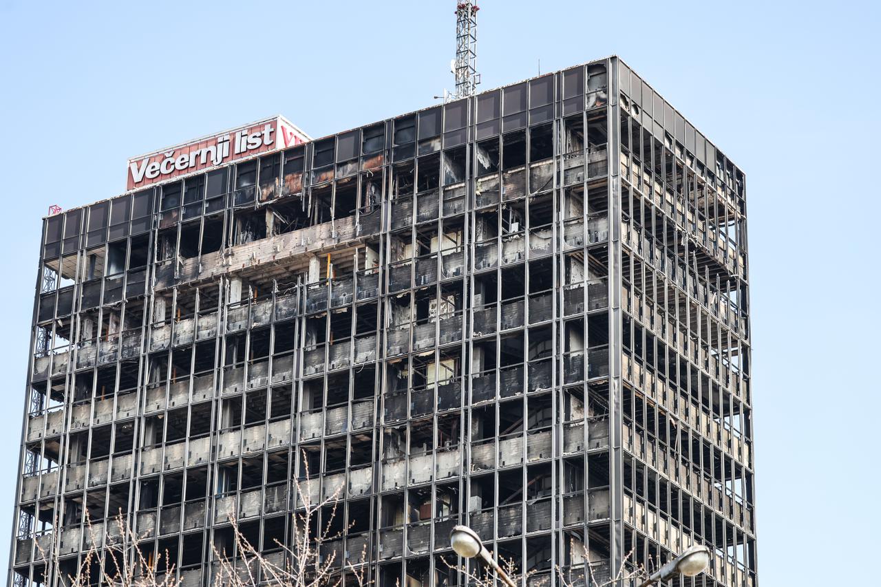 Zagreb: Radnici uklanjaju materijal sa zgrade Vjesnika prije rušenja