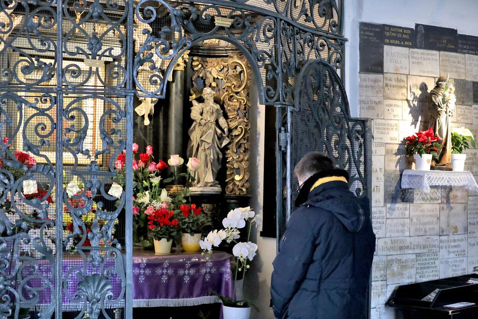 Zagreb: Građani se mole na Kamenitim vratima na blagdan Bezgrešnog začeća Blažene Djevice Marije
