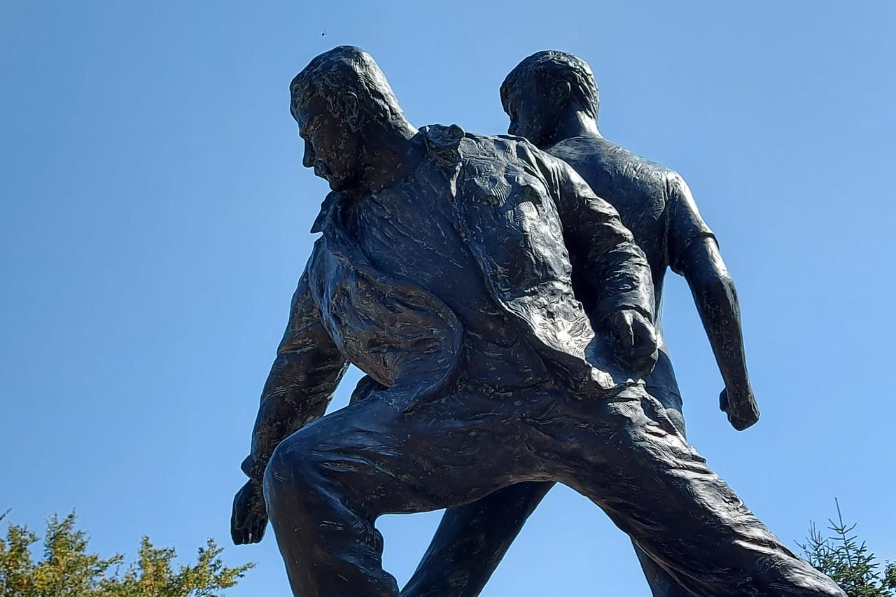 U Vukovaru postavljena obnovljena skulptura Petru i Igoru Kačiću