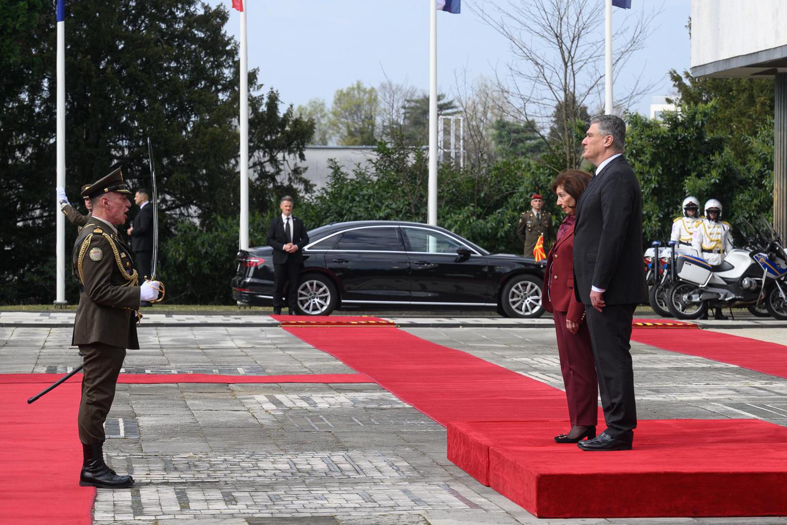 Navečer će, u čast predsjednice Republike Sjeverne Makedonije, biti organizirana svečana večera koju upriličuje predsjednik Zoran Milanović.