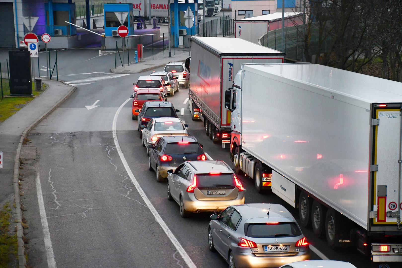 Unošenje lijekova koji sadrže drogu, također za osobne potrebe putnika, moguće je u količini potrebnoj za liječenje do najviše 5 dana, i to također uz posjedovanje medicinske dokumentacije, iz koje proizlazi neophodnost uzimanja odnosnoga lijeka (preslike recepta za lijek, prijepisa povijesti bolesti ili ovjerene liječničke potvrde). Ako se radi o osobama koje su na supstitucijskoj terapiji bolesti ovisnosti, odnosno terapiji malignih bolesti, količina lijeka može biti za 15 dana osobne uporabe. Iznimno, osobe s prebivalištem, odnosno boravištem u Republici Hrvatskoj koje putuju u države Šengenskoga prostora smiju posjedovati lijek koji sadrži drogu u količini nužnoj za osobnu uporabu u trajanju do najviše 30 dana na temelju potvrde koju je na propisanom obrascu izdao ovlašteni liječnik