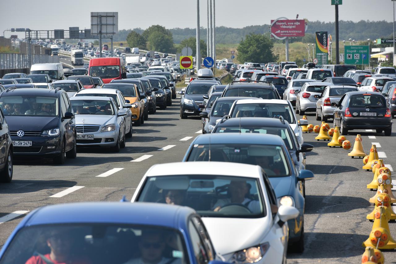 Gužve na naplatnim kućicama Lučko u smjeru mora