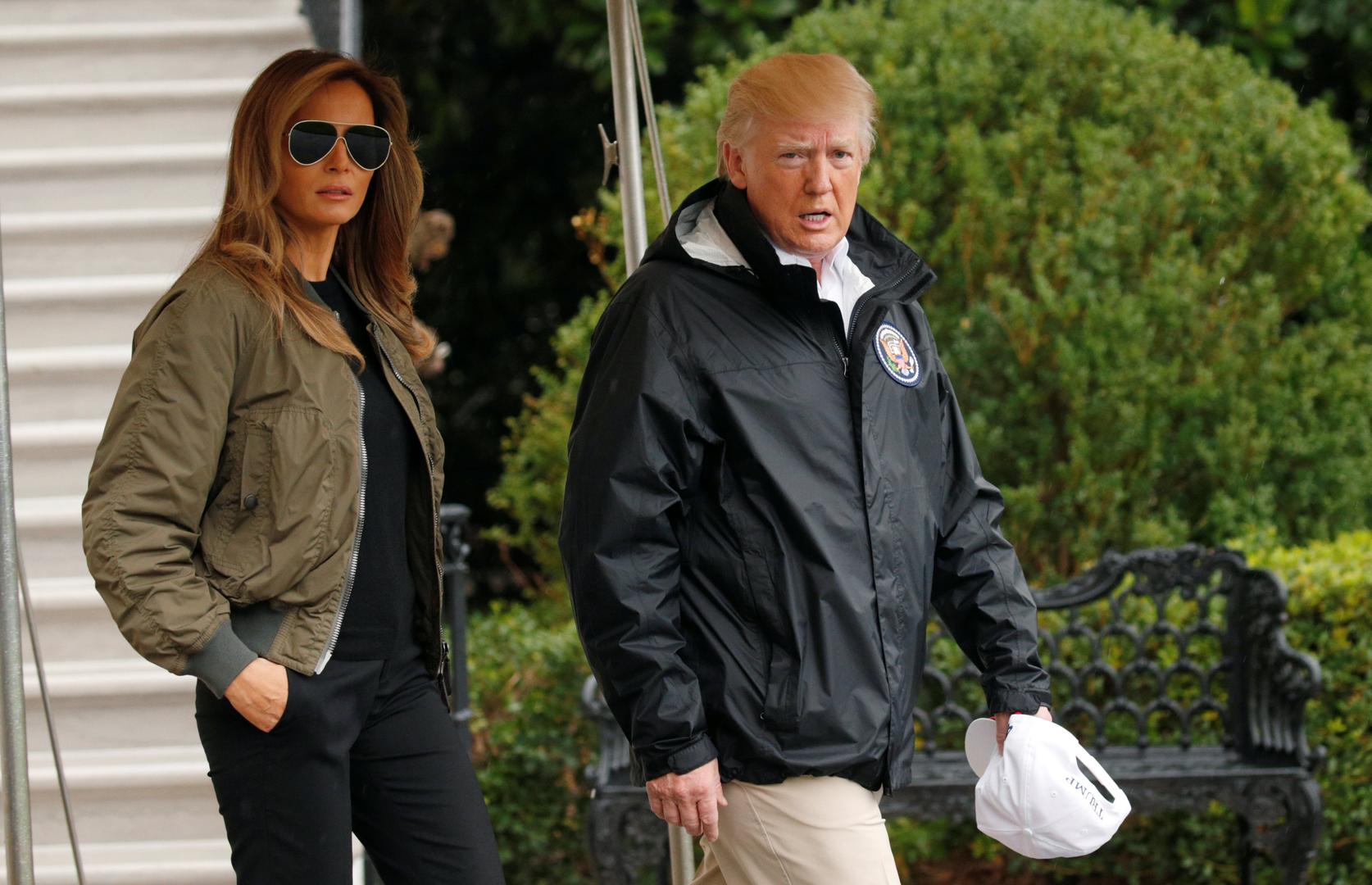 Melanija Trump izazvala je podsmijeh na internetu kada je u utorak ujutro izišla iz Bijele kuće u visokim potpeticama i avijatičarskim naočalama na put u Teksas pogođen katastrofalnim poplavama koje je izazvao uragan Harvey.
