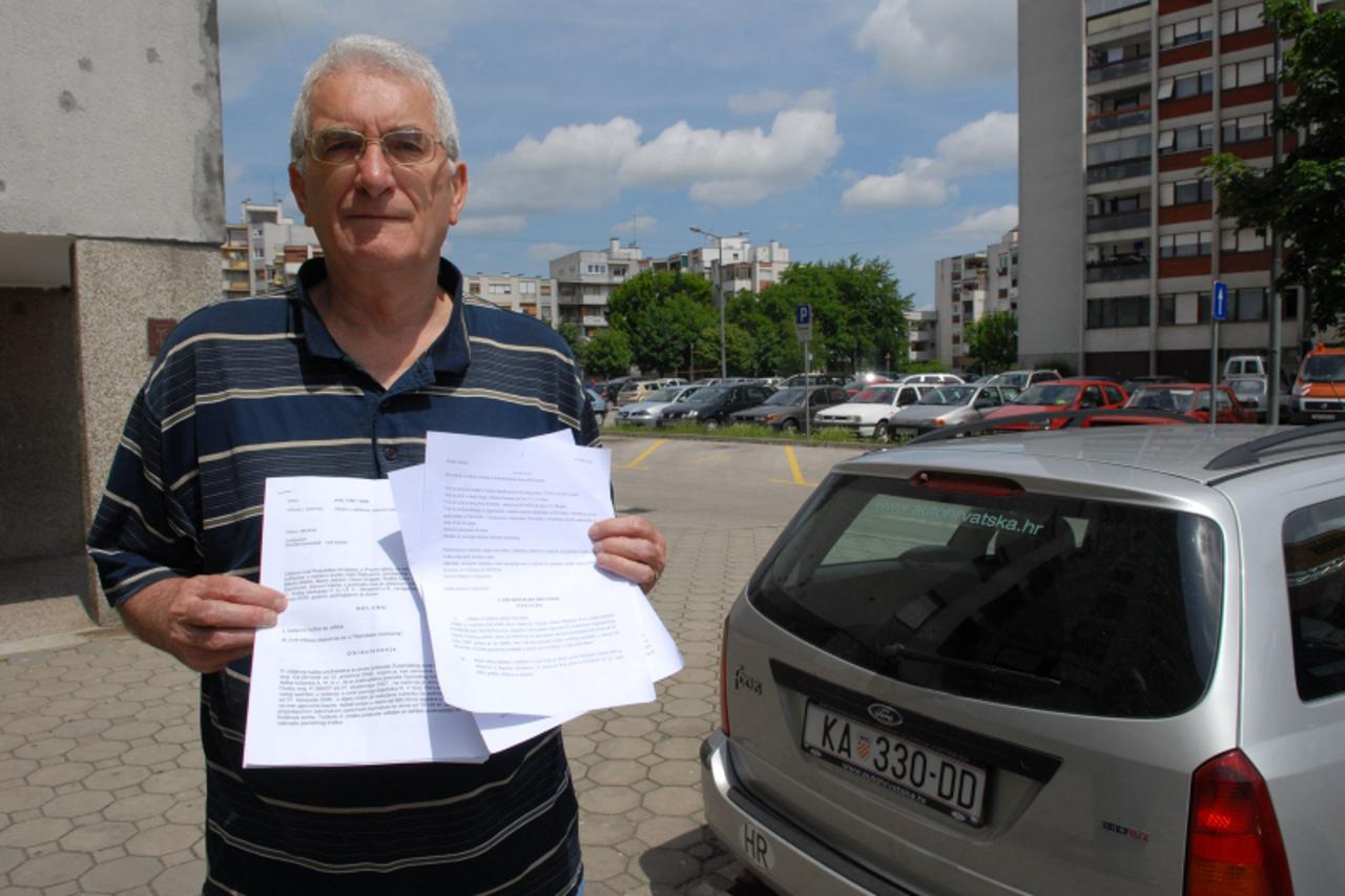 'Karlovac - Karlovcan Milan Bozic dobio sudsku presudu protiv Zagrebparkinga. Na slici sa sudkom presudom.280510 Photo: Kristina Stedul Fabac/PIXSELL'