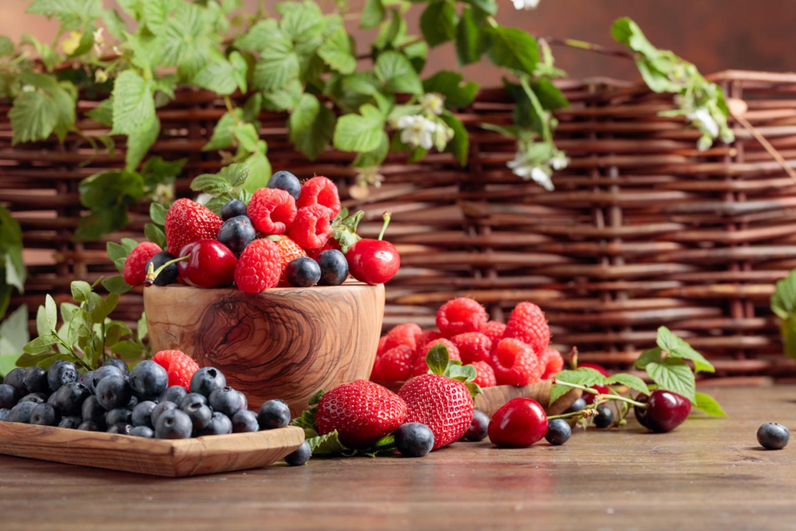 Bobičasto voće (maline, borovnice, jagode): Bobičasto voće je relativno niskokalorično, a daje puno okusa i slatkoće bez teške 'šećerne bombe'. Vlakna pomažu sitosti, a porcija izgleda obilno zbog volumena. Najbolje ide uz jogurt, zob ili kao lagani desert nakon ručka.