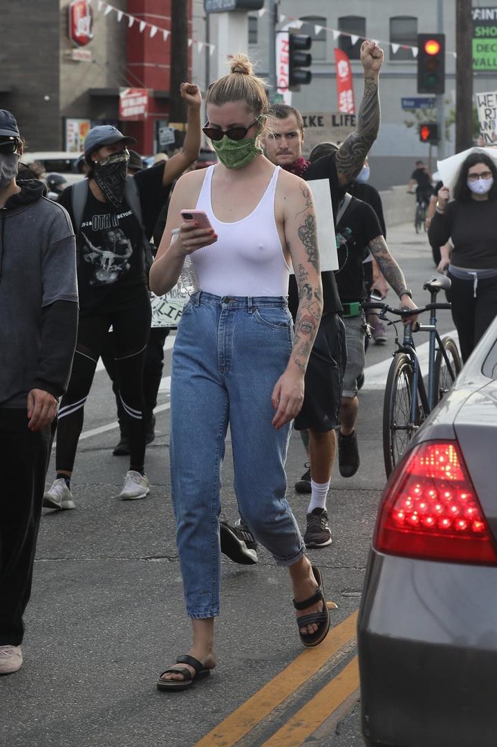 Model i glumica Ireland Baldwin podržala je prosvjed pokreta Blac Lives Matter u Los Angelesu i privukla je pažnju svojom modnom kombinacijom.