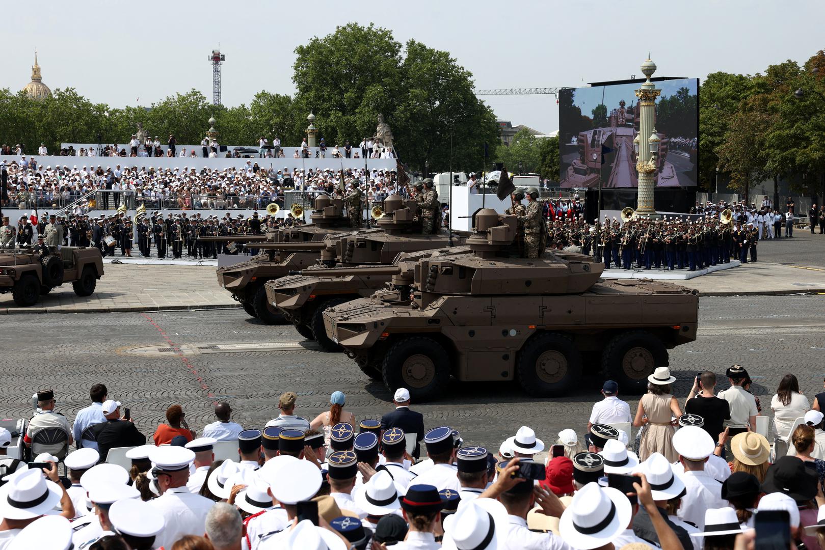 Francuske oružane snage koriste borbene avione Rafale, nuklearne podmornice i nosač zrakoplova Charles de Gaulle. Pariz također sudjeluje u brojnim međunarodnim operacijama.