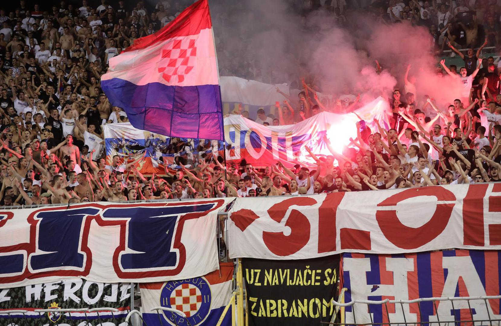 Navijači su zapalili srpsku zastavu, skandirali “Za dom spremni”, istaknuli transparente na ćirilici za koje tvrde da su ukradeni te zapjevali “Kiša pada, Srbija propada”.