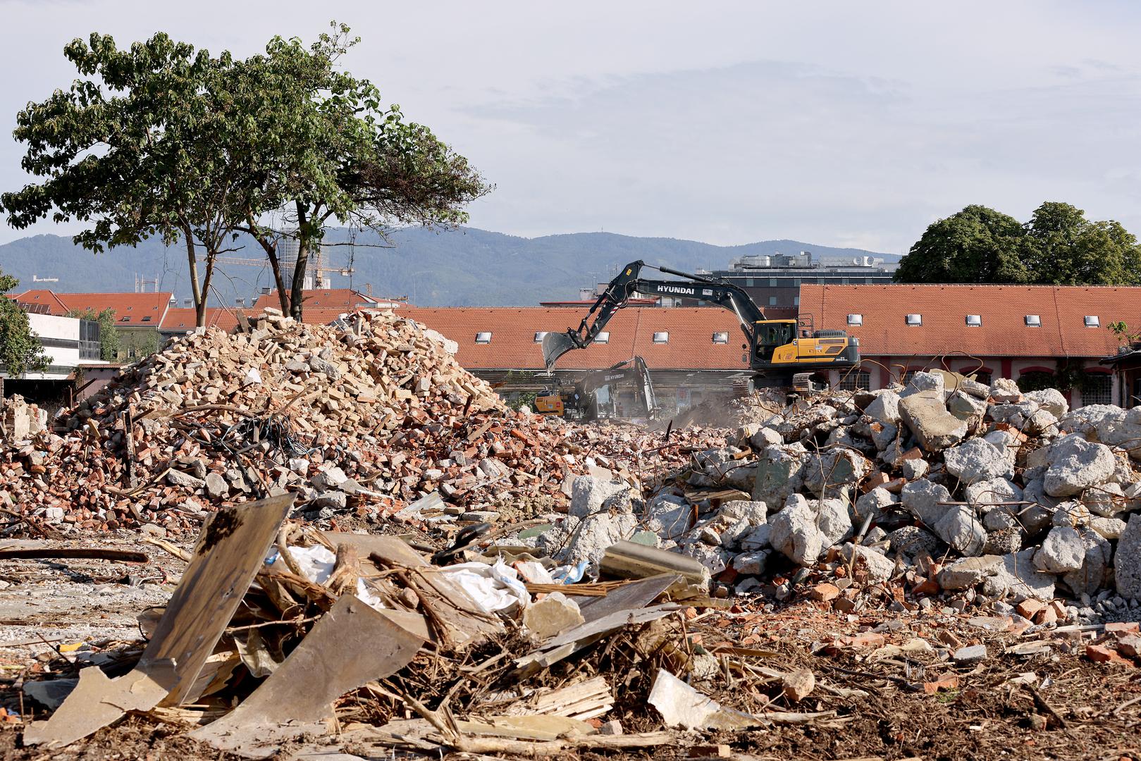 Na prostoru bivše TZV Gredelj u tijeku je rušenje starih objekata zbog izgradnje novog javnog parkirališta.

