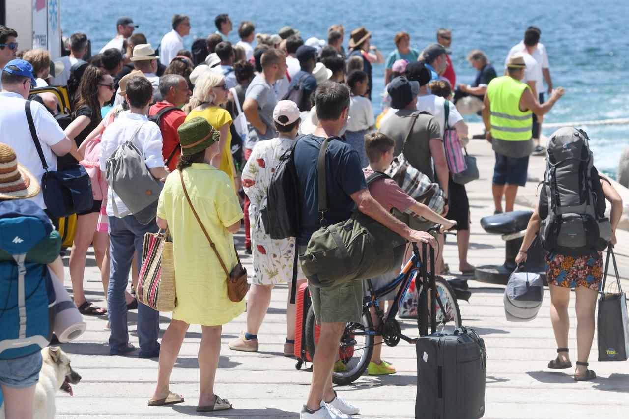 Šibenik: Gužve na brodskim linijama za šibenske otoke