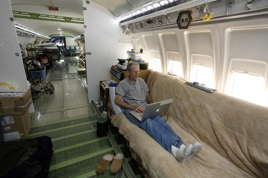 Bruce Campbell u svom domu - avionu