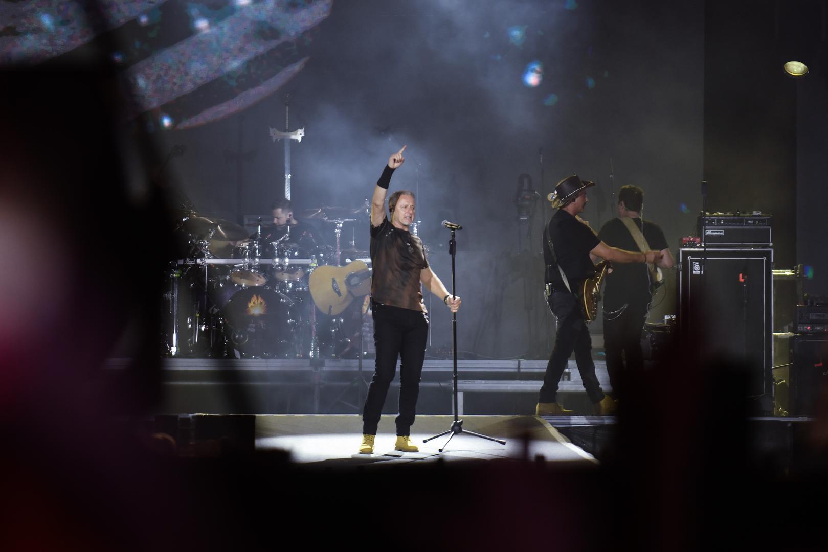 Nastup je Thompson započeo pjesmom 'Ustani iz sjene'. 