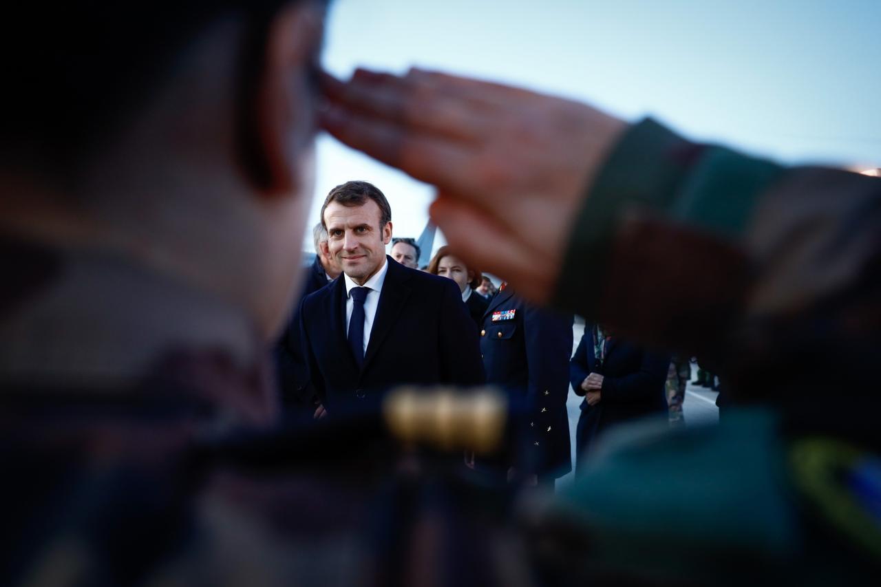 Le président Emmanuel Macron présente ses voeux aux armées sur la base aérienne 123 d'Orléans-Bricy - Passage à l'atelier numéro 3