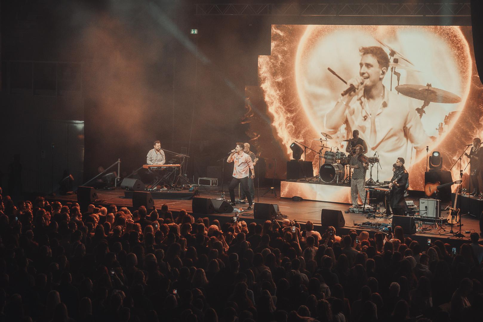 Posebno dirljiv trenutak večeri bio je tijekom izvedbe pjesme “Najljepši cvijet”, suvremenog ljubavnog klasika koji je dvoranu pretvorio u zbor zaljubljenih, uz svjetla mobitela koja su stvorila gotovo filmsku atmosferu.