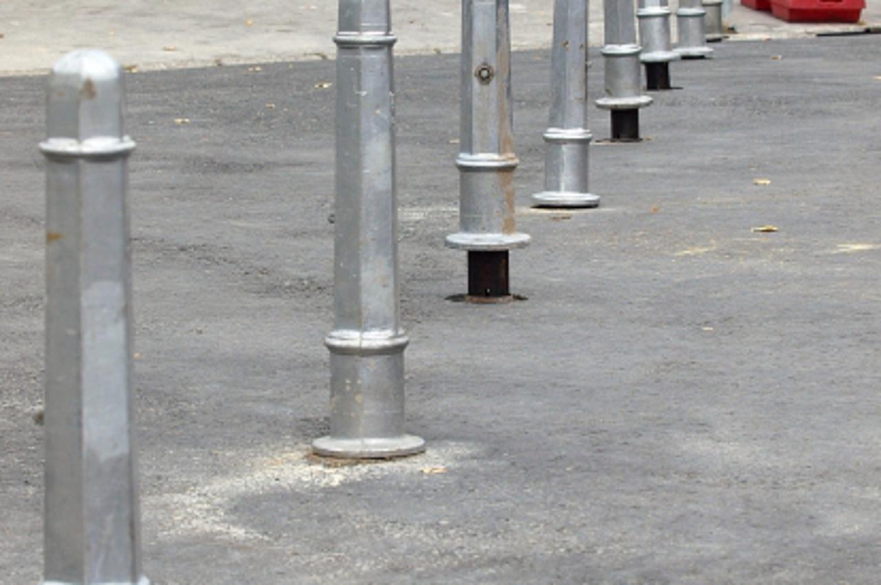 '14.10.2010., Mirogoj, Zagreb - Cvjecari se bune na nove stupice koji blokiraju pristup automobilima do njihovih cvjecarna. Gotovo sav promet odlazi konkurenciji koja se nalazi tridesetak metara prije