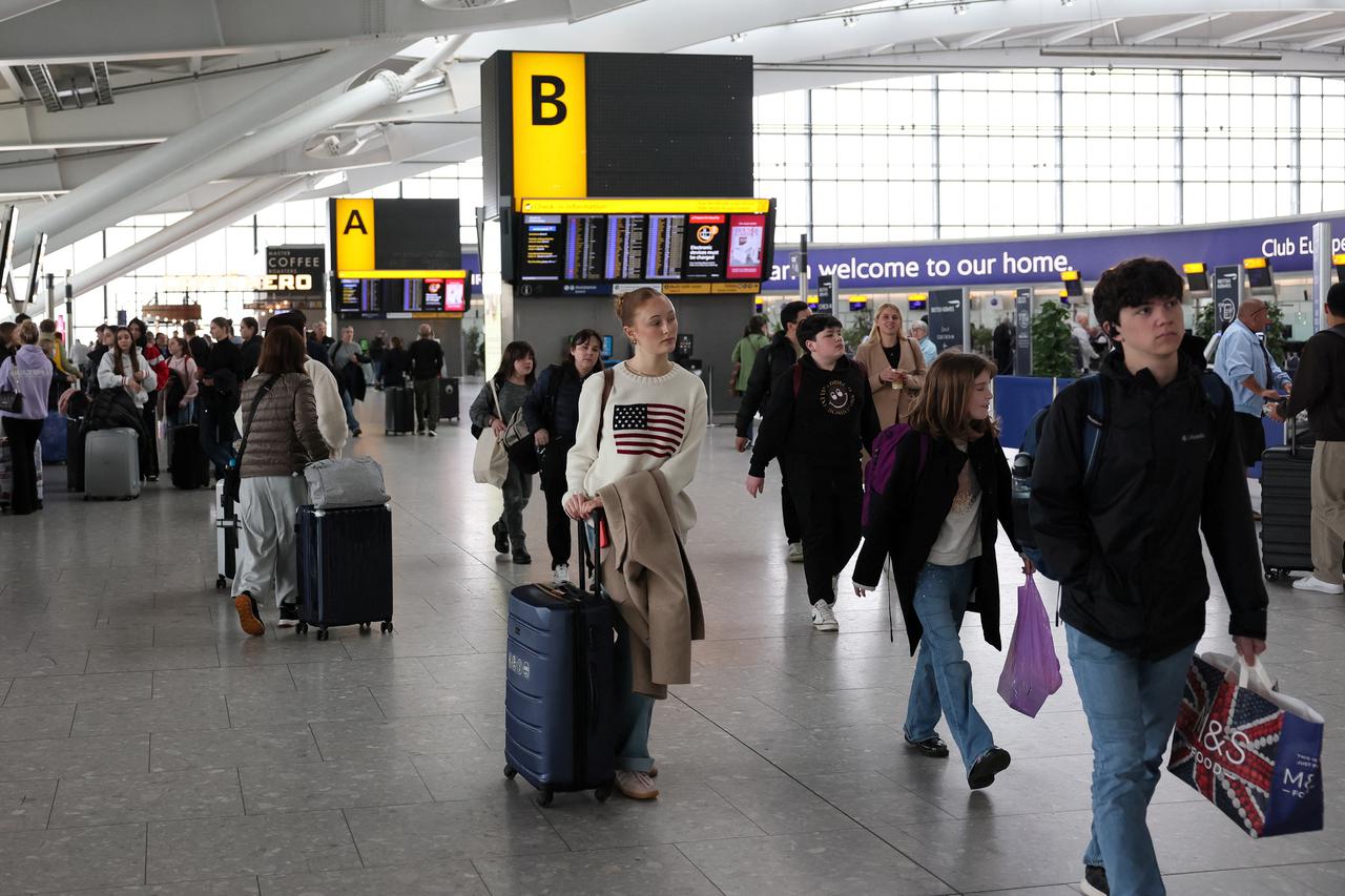 Aerodrom Heathrow bio je prinudno zatvoren nakon požara na obližnjoj električnoj trafostanici