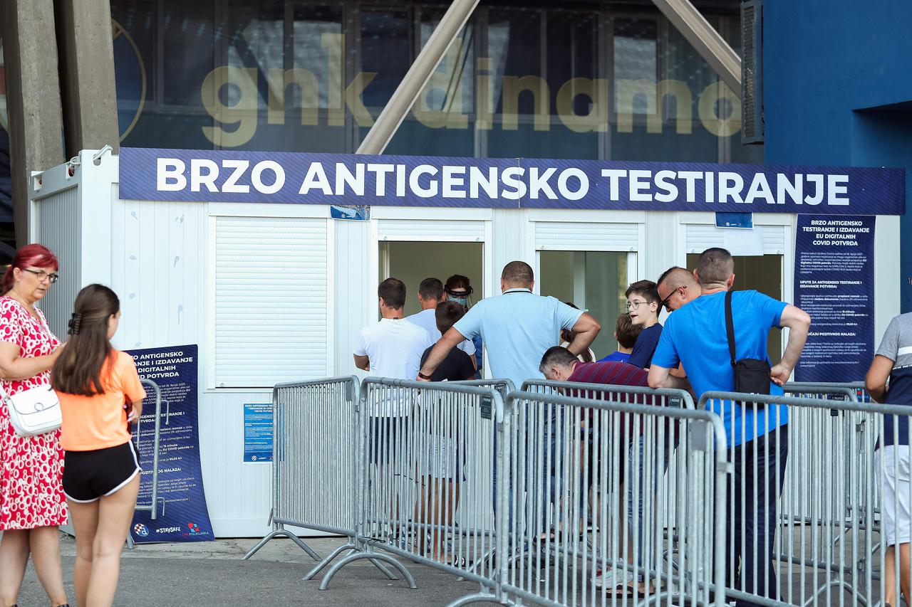 Zagreb: Gužva ispred blagajni za prodaju karata za utakmicu Dinamo - Legia