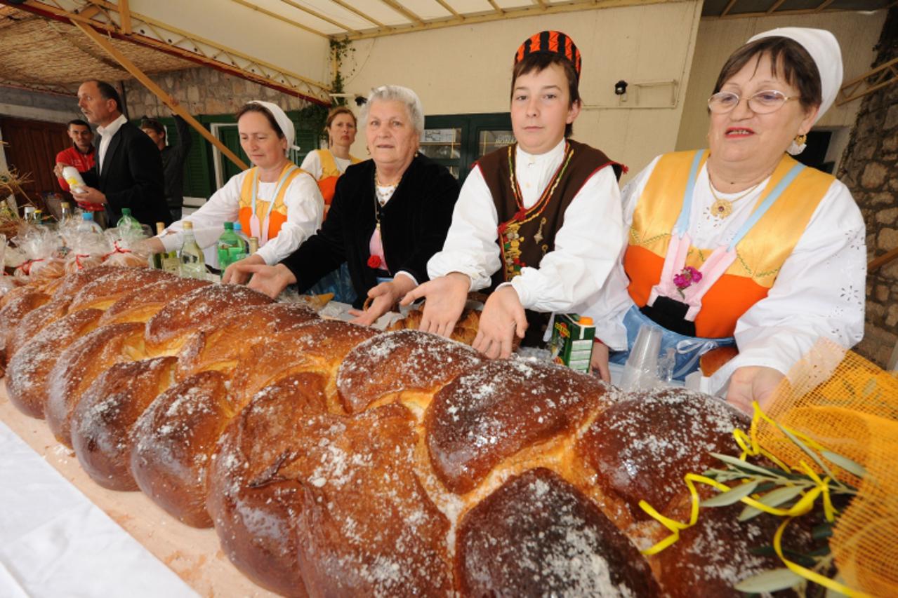 '05.04.2010., Vodice - Ugostitelji u Vodicama napravili najvecu Karitulu-Pletenicu u Hrvatskoj, dugo preko nekoliko metara koju su podijelili na Uskrsnjem dorucku.  Photo: Hrvoje Jelavic/PIXSELL'