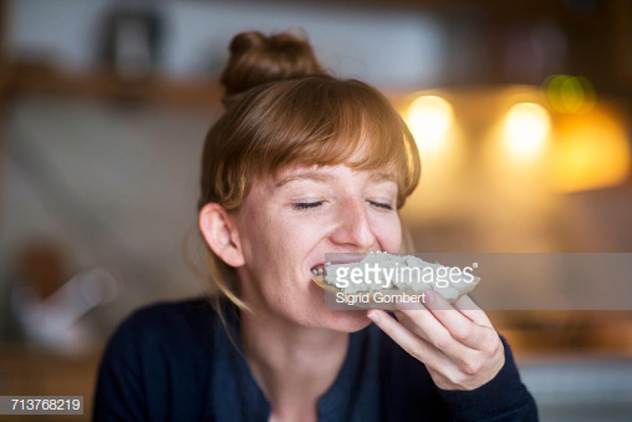 Djevojka jede