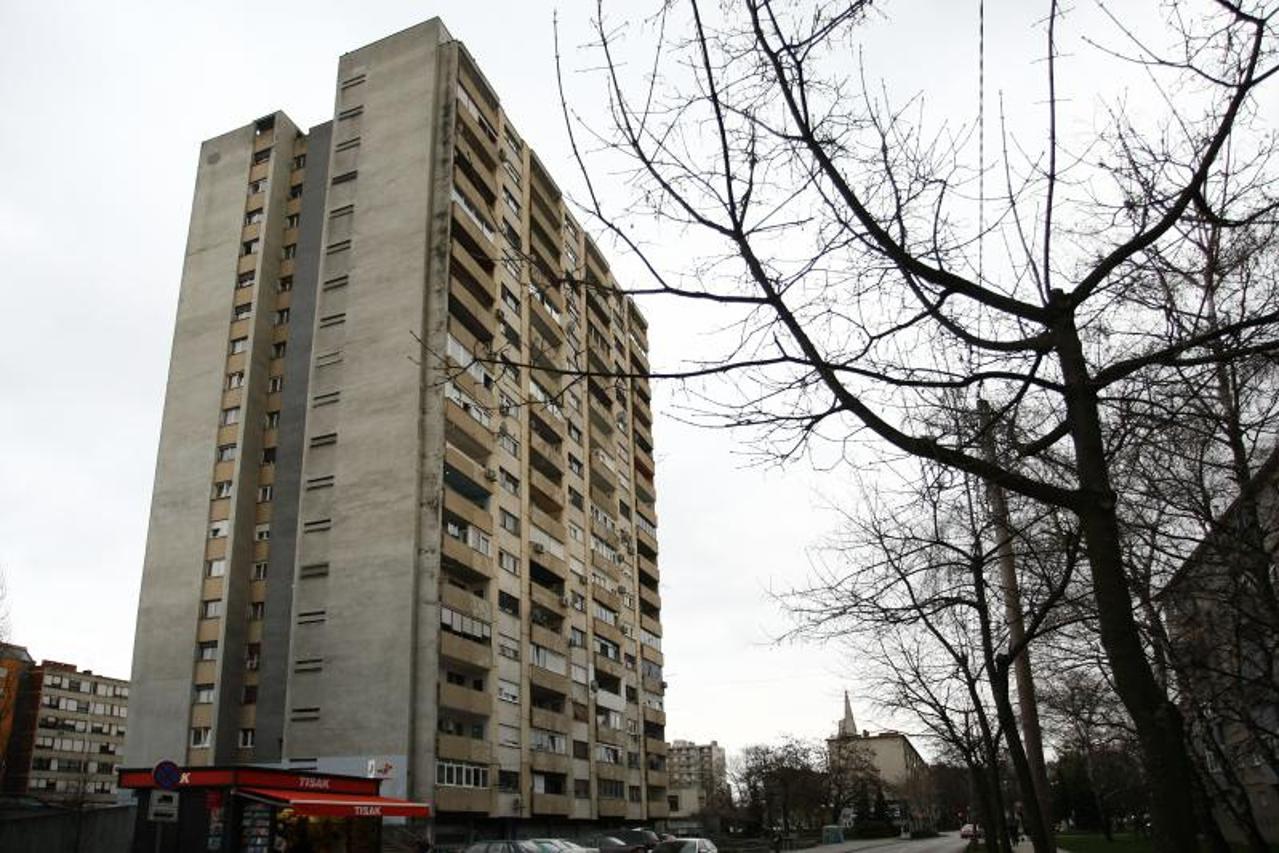 \'23.03.2010., Zagreb - Socijalne sluzbe nisu uspjele locirati Momira Dropca, 50-godisnjaka koji je svoju potresnu zivotnu pricu, nakon izbacivanja iz stana u kojemu danas zivi premijerka Kosor, ispri