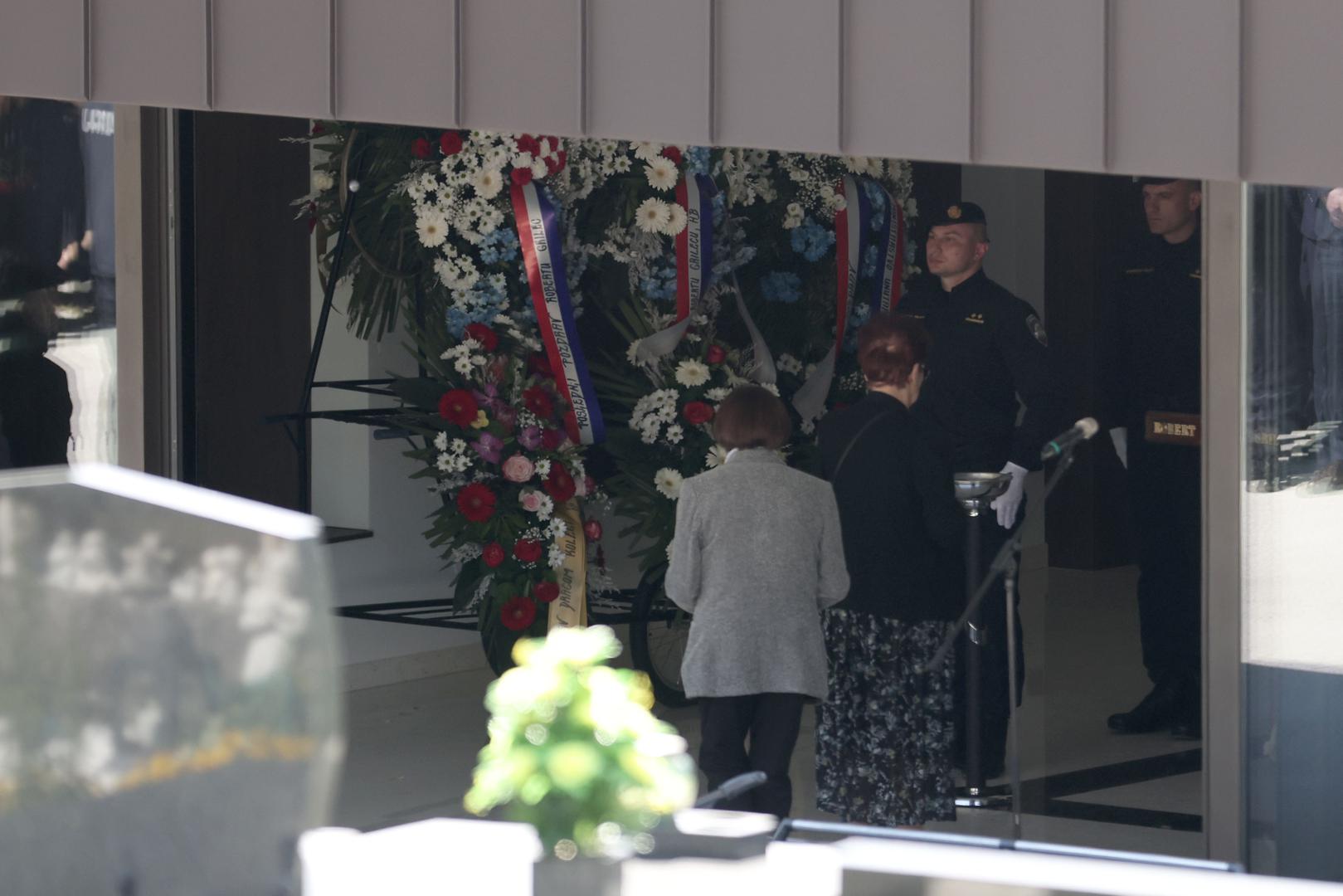 Među okupljenima bio je velik broj policijskih službenika koji su se emotivno oprostili od svojeg kolege i suradnika. 

