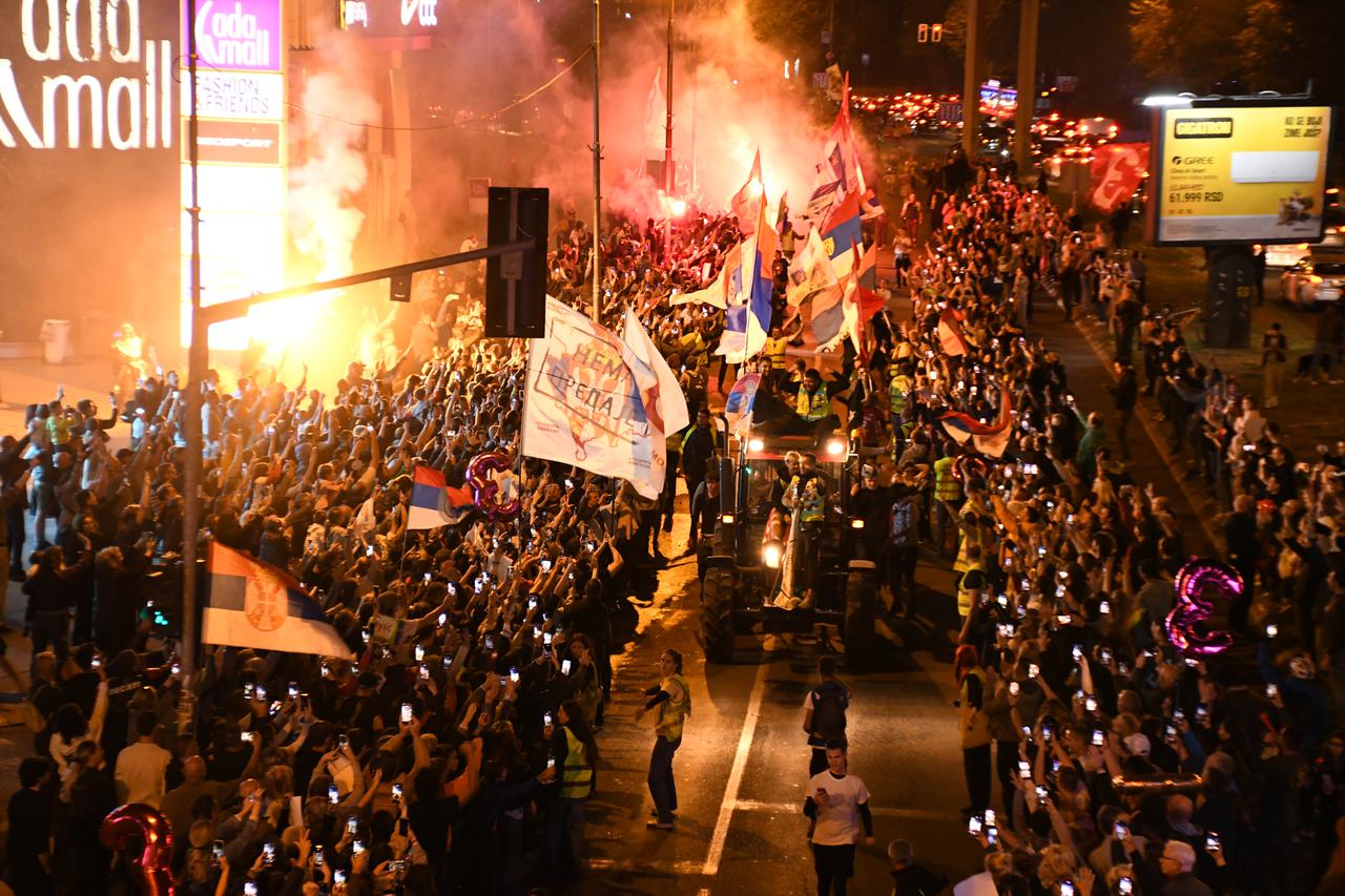 Studenti i drugi građani koji su pješice putovali iz zapadne Srbije do Beograda dočekani su na Adi Ciganliji