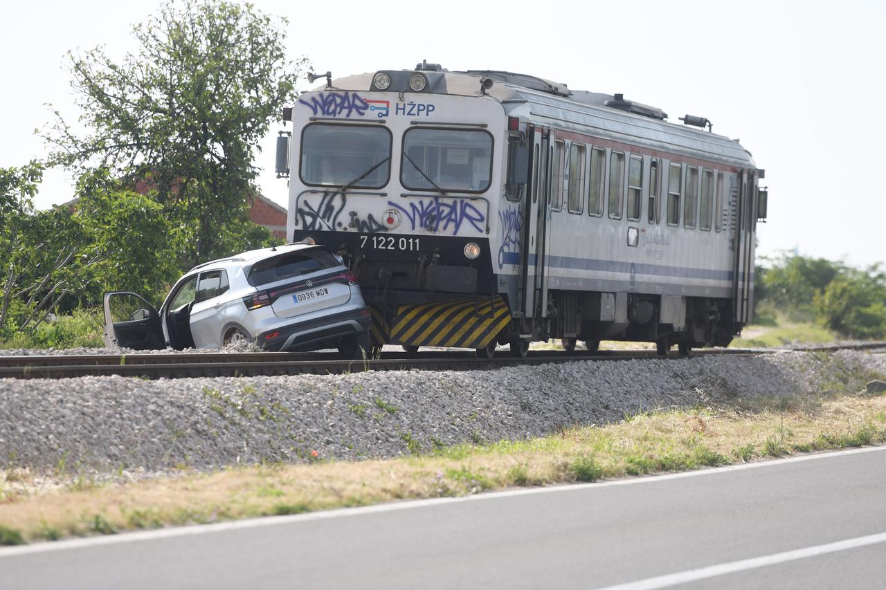 Donje Polje: Prometna nesreca u Donjem polju u kojoj su sudjelovali vlak i osobni automobil