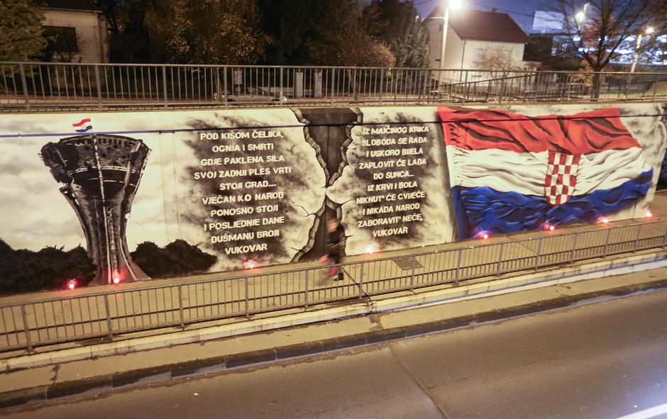 Zagreb: Upaljene svijeće ispred grafita Vukovara na Čulinečkoj