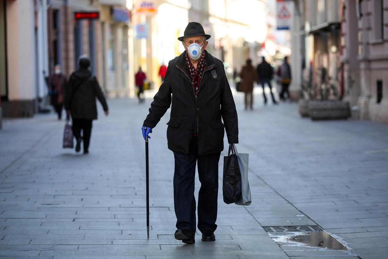 06.04.2020., Sarajevo, Bosna i Hercegovina - Prvi put nakon uvodjena restrikcija dozvoljen je izlazak osobama starijim od 65 godina. Odluka je donesena zbog podizanja penzija, zbog cega su stvorene velike guzve u gradu i ispred banaka. Osobe starije od 65 godine mogu se kretati od 8 do 12 sati, do kraja ovog tjedna.Photo: Armin Durgut/PIXSELL