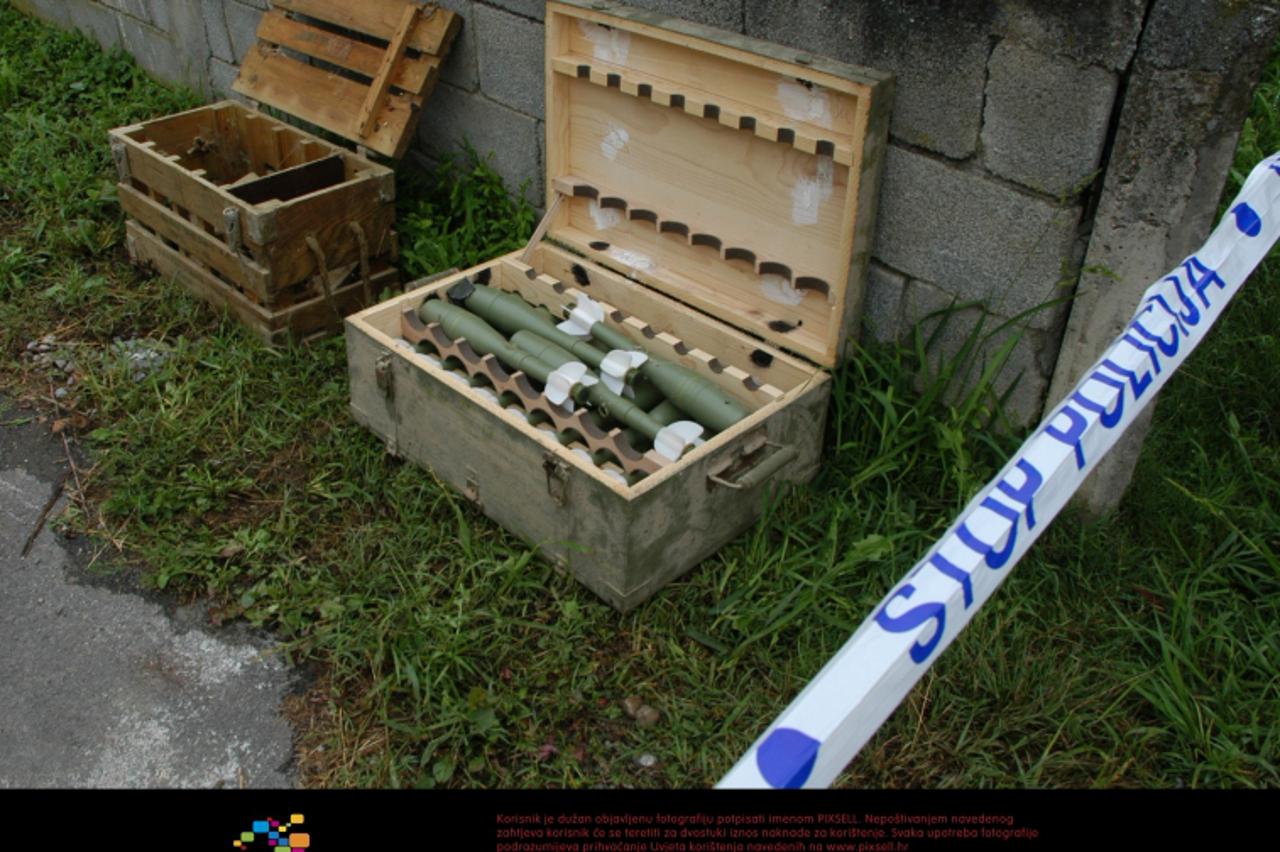 '31.07.2010., Bresnica - Dva sanduka tromblona i drugih ubojitih sredstava pronadjena u sredistu Bresnice pokraj Pleternice. Odbaceno je 20 tromblonskih mina, rucna bomba, nekoliko trotilnih metaka, u