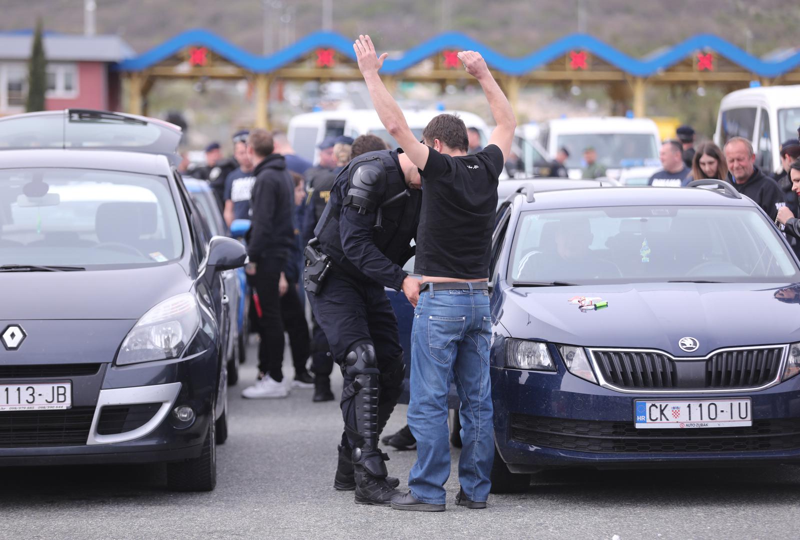 Od naplatnih kućica do stadiona bit će organizirana policijska pratnja pod kojom će u kolonama biti prebačeni do Poljuda